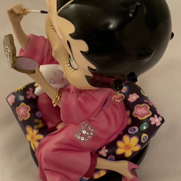 SOLD________2006 RETIRED BETTY BOOP  FIGURINE - Picture 4 of 10